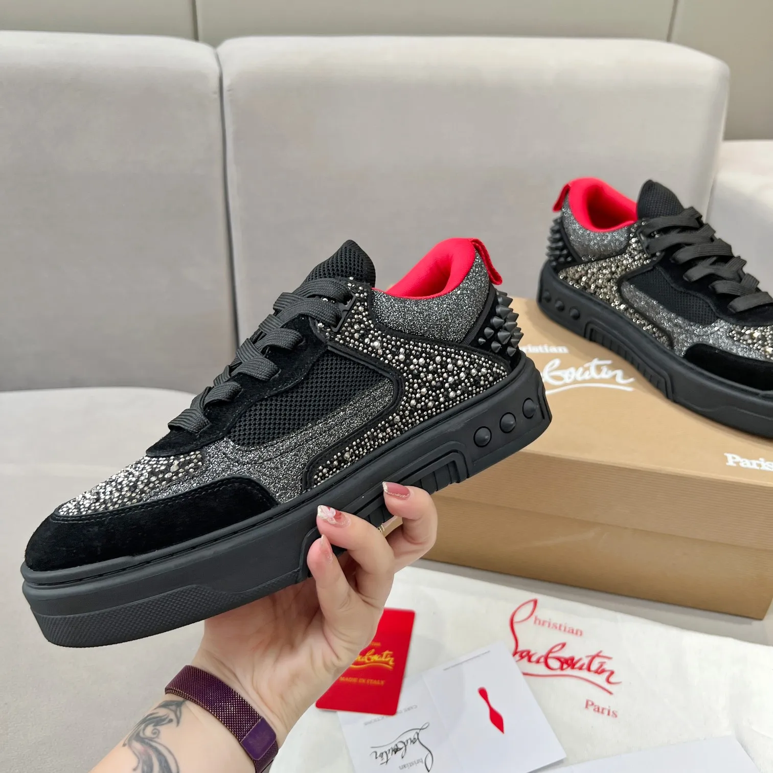 Men's clothing and shoes 💰760. Diamond face 🌹🌹🌹̋ Wang Junkai Yang Mi Xu Kai Zhang Jingyi Ding Chengxin Chen Muchi Wang Ziyi Same style Christian Louboutin Road Platinum 2024 [New product] Diamond face ASTROLOUBI Unisex thick-soled sports shoes red-soled shoes perfectly integrate fashion and sports, The fabrics are made of luxurious calfskin, soft suede, smooth satin and laminated leather, and the back is decorated with classic rivets. The interior is blended with a knitted tongue for added durability, breathability and quick-drying comfort. The outsole is made of a combination of EVA foam and imported rubber, and the colorful CL iconic letters on the side of the outsole show the brand's unique style. It is a ceiling-level comfortable skate shoe! ! ! Multiple colors available, currently male and female sizes 35--44
